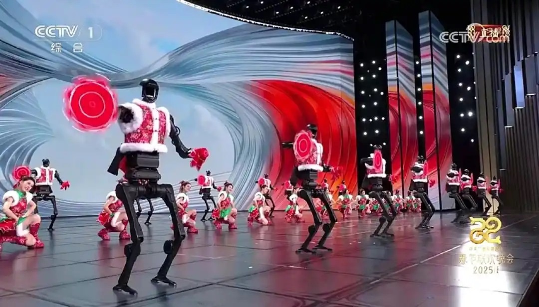 △今年春晚，宇樹(shù)科技人形機(jī)器人身穿東北特色的花棉襖扭秧歌，呈現(xiàn)出全新視覺(jué)效果。
