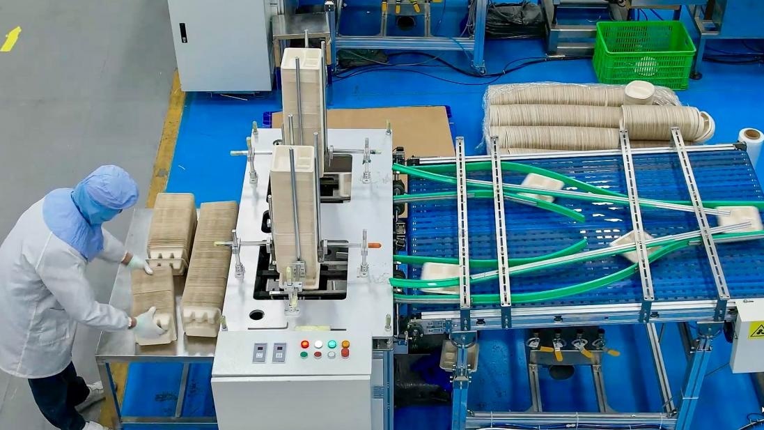 來賓市糖企用甘蔗渣制造環(huán)保餐具(央廣網(wǎng)發(fā) 覃飛翔 攝)