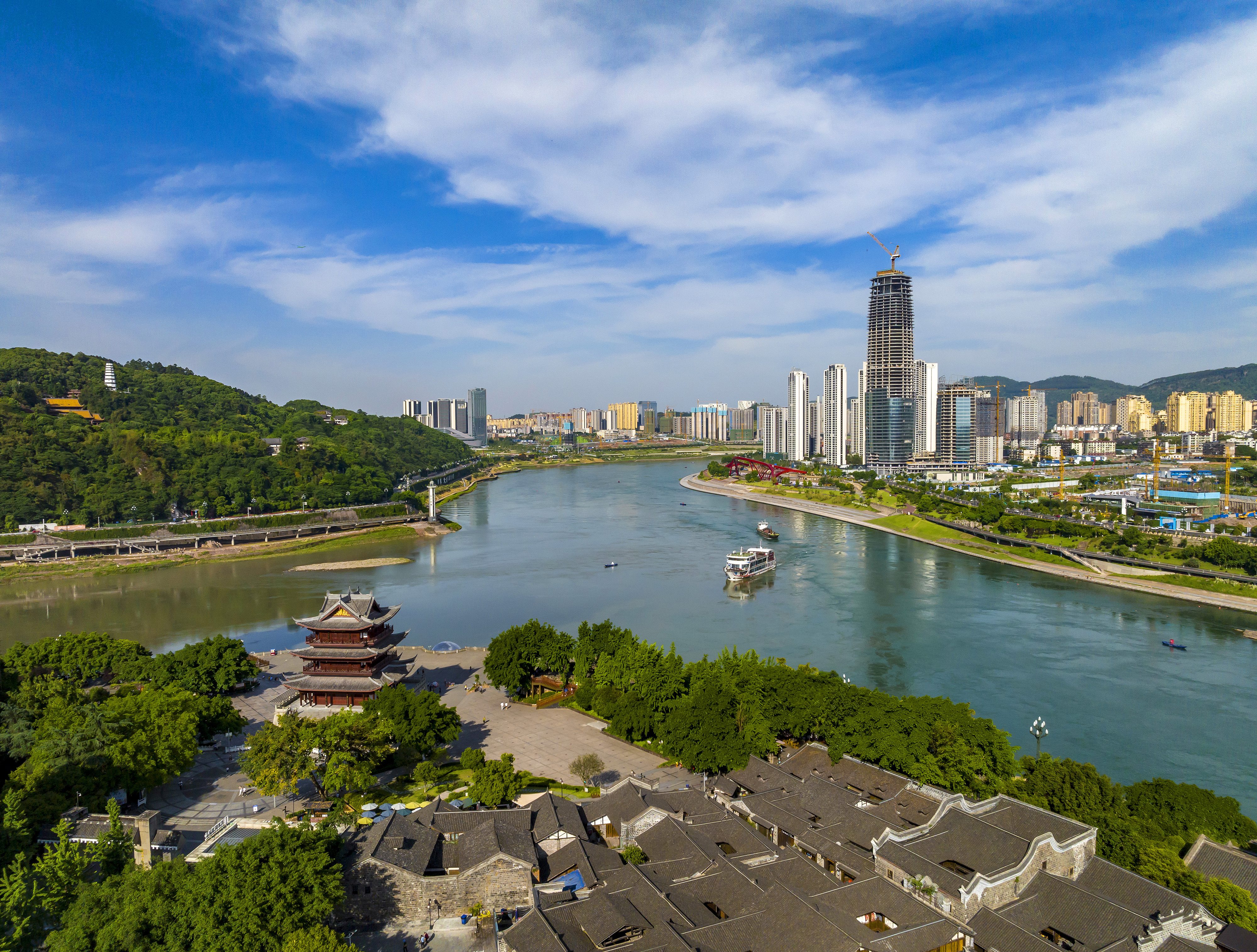 “長(zhǎng)江首城”四川宜賓，經(jīng)過(guò)長(zhǎng)江生態(tài)綜合治理后的三江交匯處風(fēng)光。