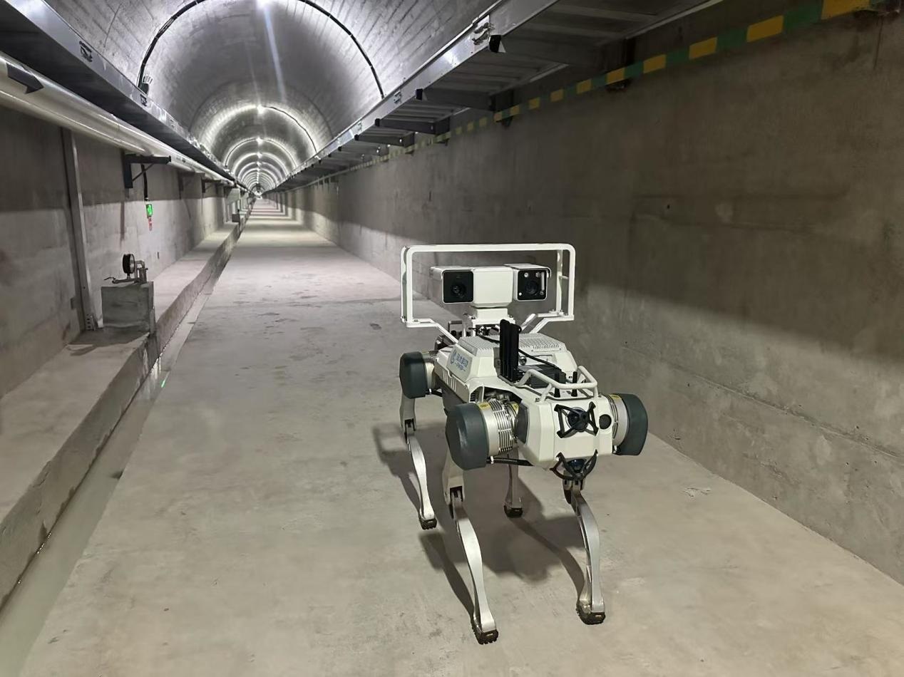 機器人正在對大壩廊道進行巡檢，重點監(jiān)測裂縫，滲水點，積水等。水利部供圖