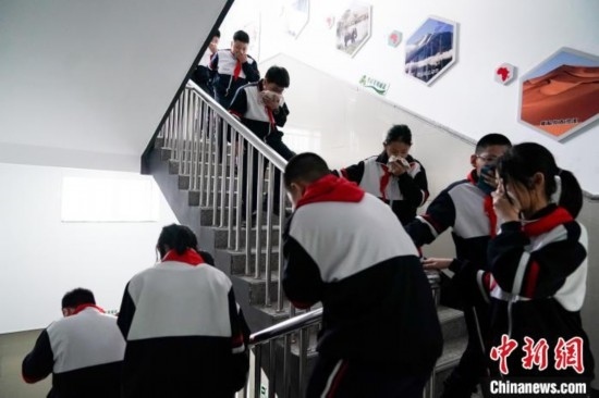  圖為學生們進行應急疏散演練。中新社記者 趙宇航 攝