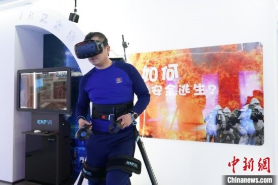 圖為消防員利用VR展示火災如何逃生。中新社記者 趙宇航 攝