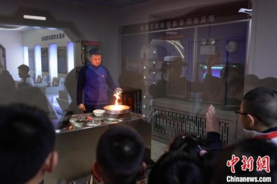 圖為學生們參觀道里區(qū)消防救援大隊消防科普體驗館內火場真實體驗演示區(qū)。中新社記者 趙宇航 攝