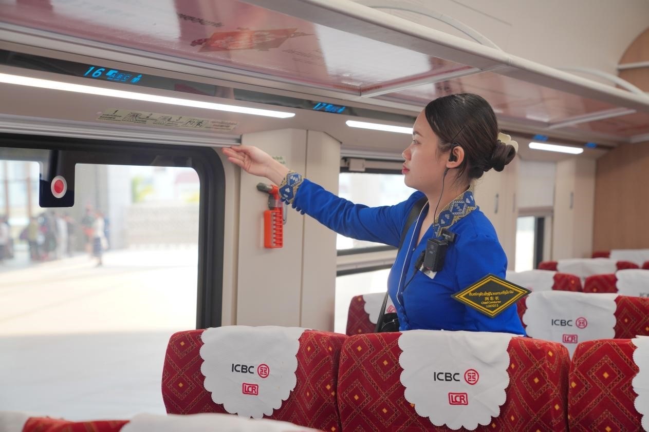 中老鐵路瀾滄號動車組列車長小麗正在進行車廂檢查。老中鐵路有限公司供圖