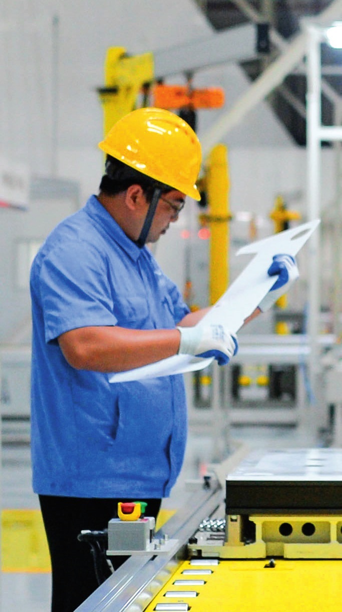 工人在位于廣東珠海的緯景儲能珠海“超G工廠”工作（2024年5月19日攝）。李任滋攝/本刊