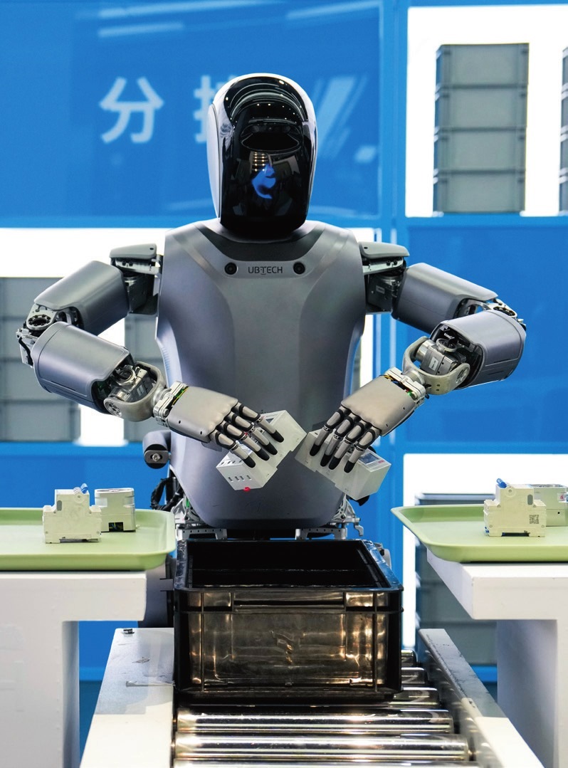 北京“機(jī)器人大世界”展示的優(yōu)必選人形機(jī)器人（2025年2月24日攝）。鞠煥宗攝/本刊