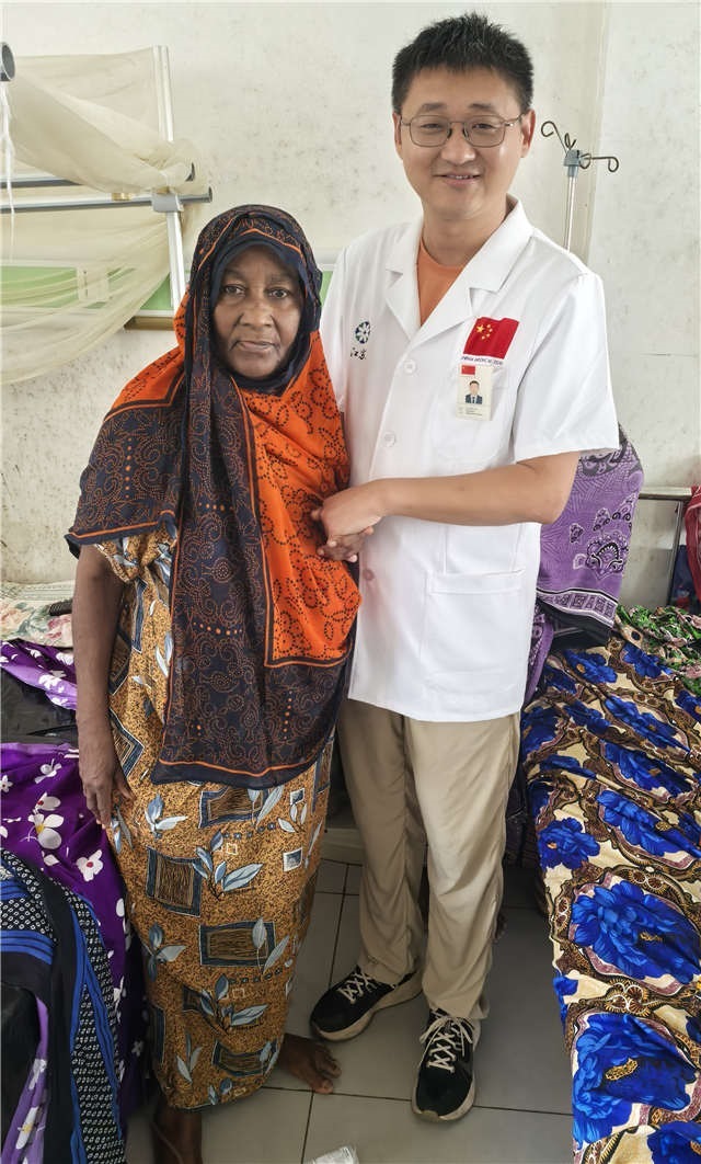 術(shù)后第二天患者即能站立。中國援桑醫(yī)療隊(duì)供圖