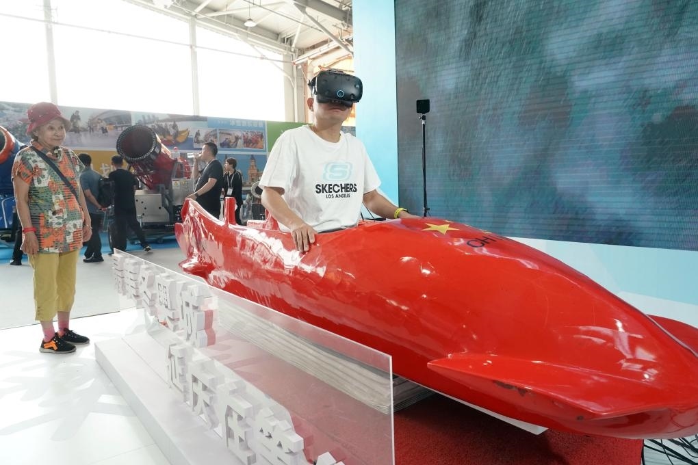 2023年9月15日，觀眾在2023國際冬季運動（北京）博覽會現(xiàn)場通過VR設備體驗雪車。新華社記者 任超 攝