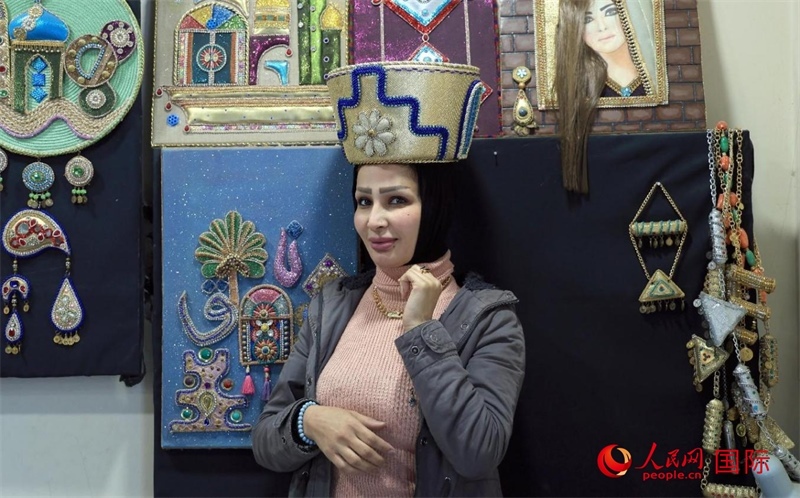 設(shè)計(jì)師展示亞述國王同款王冠。人民網(wǎng)伊納斯·易卜拉欣攝