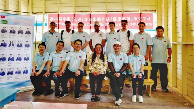 圭亞那印第安人事務(wù)部部長(zhǎng)蘇凱（前排右三）在啟動(dòng)儀式上和中國(guó)醫(yī)療隊(duì)隊(duì)員合影。第二十期中國(guó)援圭亞那醫(yī)療隊(duì)供圖