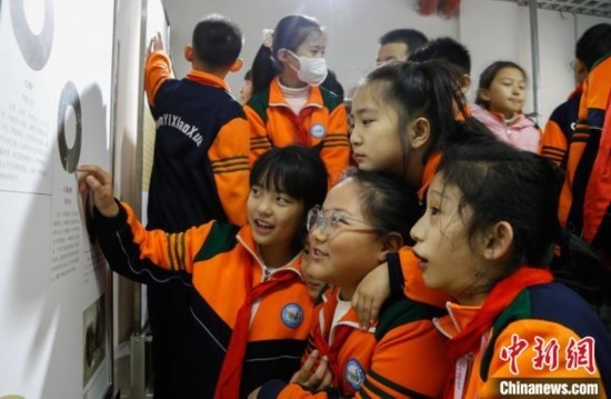 圖為學(xué)生參觀青海省博物館“1+3”主題流動(dòng)展覽，了解在青海喇家遺址出土的齊家文化 · 玉三璜聯(lián)璧。中新社記者 馬銘言 攝