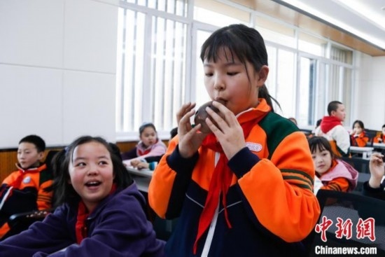 圖為學(xué)生在“國寶音樂會(huì)”社教課中體驗(yàn)吹陶塤。中新社記者 馬銘言 攝