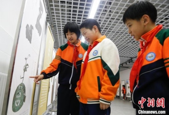 圖為學(xué)生了解出土于青海省西寧市大通回族土族自治縣的漢代鸞鳳銅熏爐蓋。中新社記者 馬銘言 攝