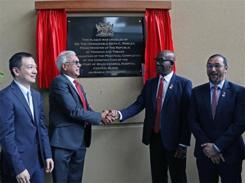 特多總理基思·羅利（右二）等特方政要、中國駐特多使館臨時代辦楊晗（左一）等出席西班牙港總醫(yī)院項目揭幕儀式。中國鐵建（加勒比）有限公司供圖