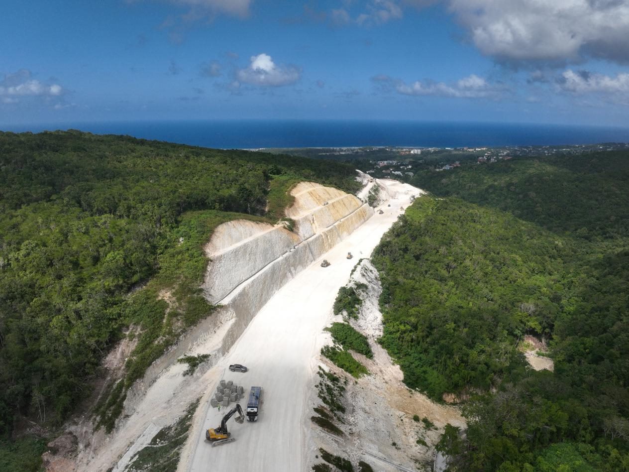 圖為中企承建的牙買加蒙特哥貝繞城路項目基層試驗段正在進行攤鋪和碾壓施工，相關施工工作已于近日順利完成。中國港灣美洲區(qū)域公司供圖