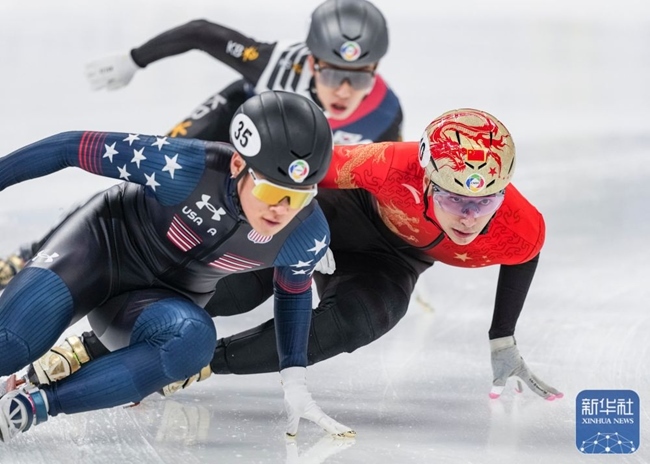 中國隊(duì)選手劉少昂（右）在比賽中。新華社記者 孫非 攝