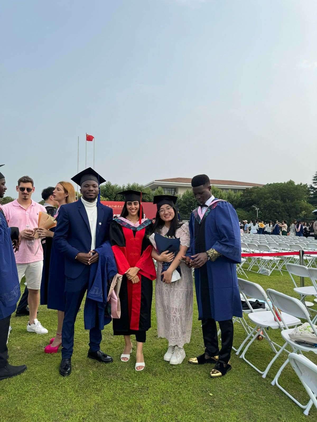 卡友琪（右三）在中國獲得學(xué)位后與同學(xué)合影。受訪者供圖