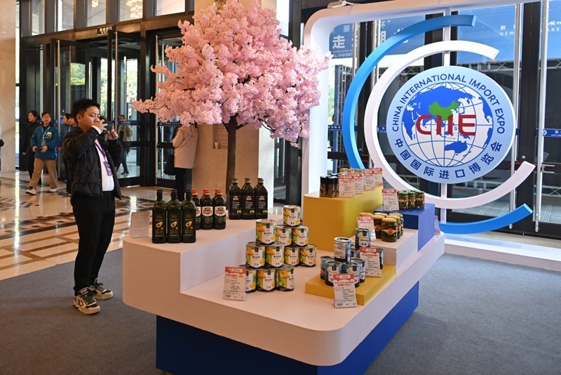 參會嘉賓在“進(jìn)博會走進(jìn)湖北”活動主題推介會展區(qū)拍攝。人民網(wǎng)記者 翁奇羽攝