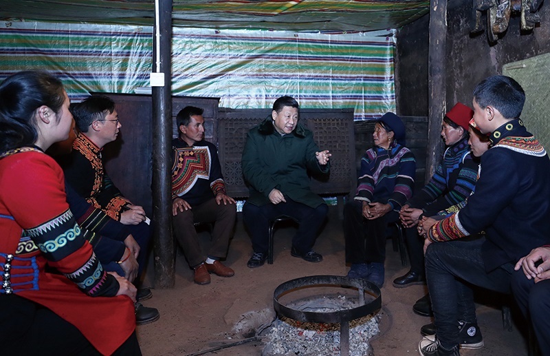 △2018年2月11日，四川涼山彝族自治州昭覺縣三岔河鄉(xiāng)三河村，習(xí)近平總書記來到村民節(jié)列俄阿木家中看望。