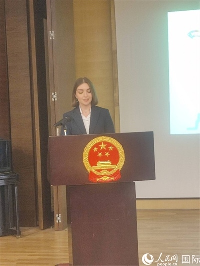 意方學(xué)生代表白綺花發(fā)言。人民網(wǎng)記者 鄭彬攝