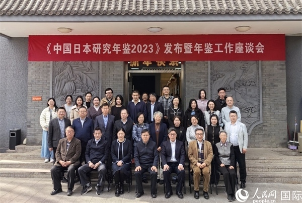 部分與會(huì)嘉賓合影留念。人民網(wǎng)記者 陳建軍攝