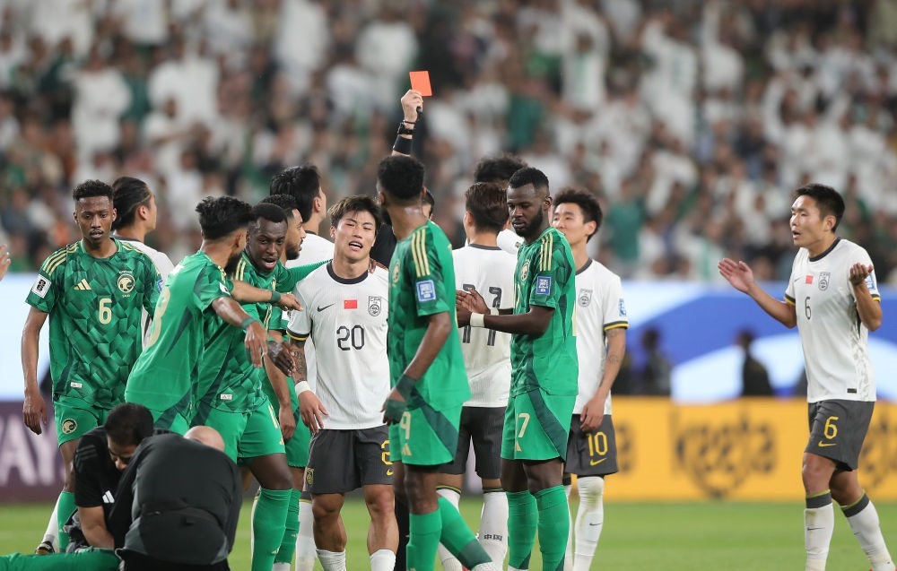 3月20日,主裁判向中國隊球員林良銘出示紅牌。新華社記者 王東震 攝