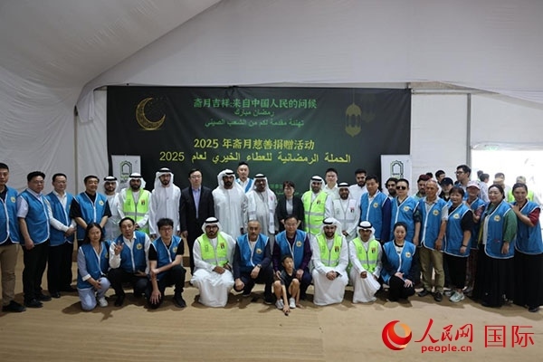活動現(xiàn)場，中阿雙方合影留念。人民網(wǎng)記者 張志文攝