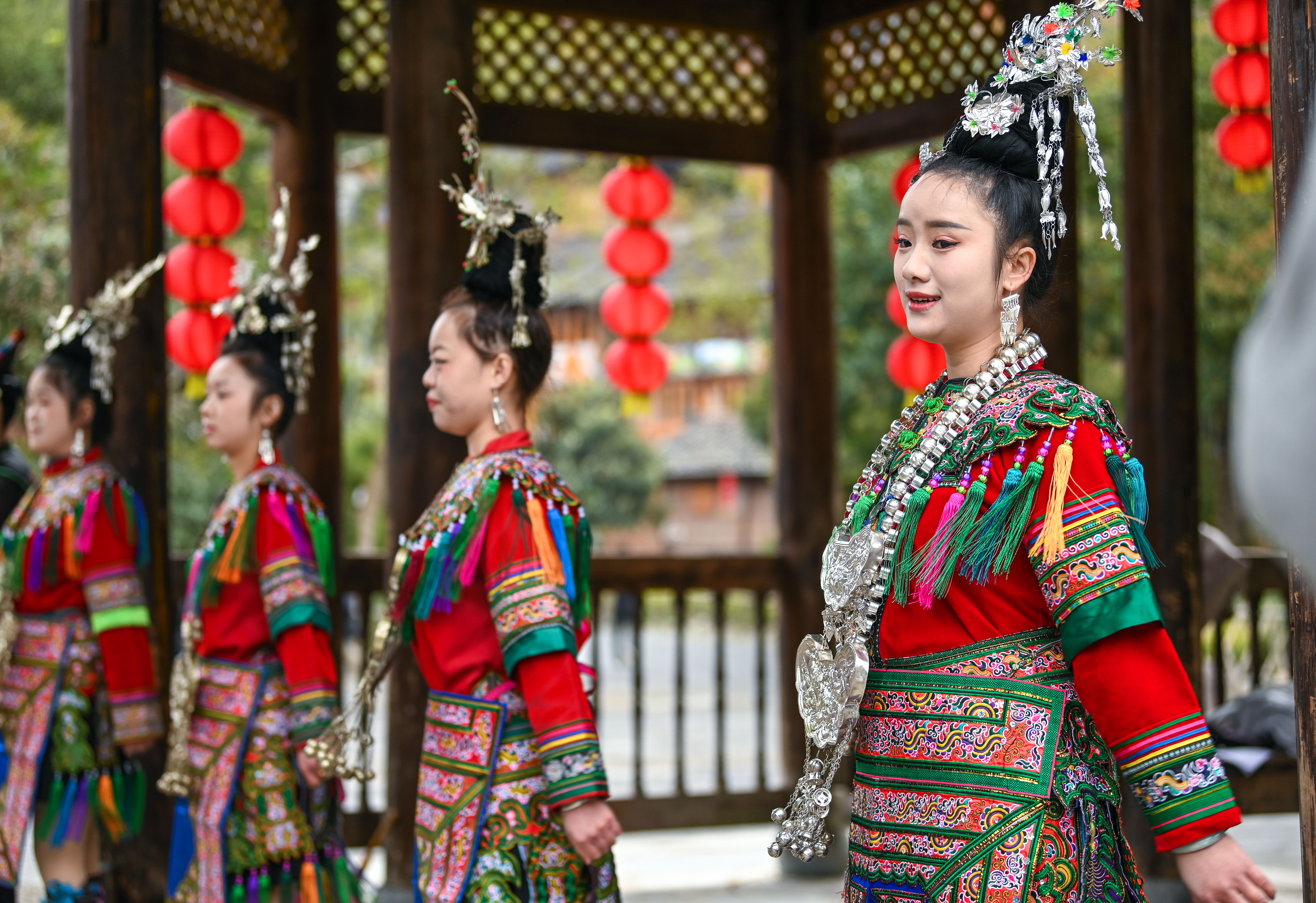  2025年3月18日，侗族群眾在貴州省黎平縣肇興侗寨給游客演唱侗族大歌。