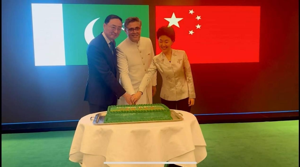 外交部副部長孫衛(wèi)東（左）、巴基斯坦駐華大使卡里爾·哈什米（中）、中聯(lián)部副部長孫海燕（右）共切蛋糕。巴基斯坦駐華大使館供圖
