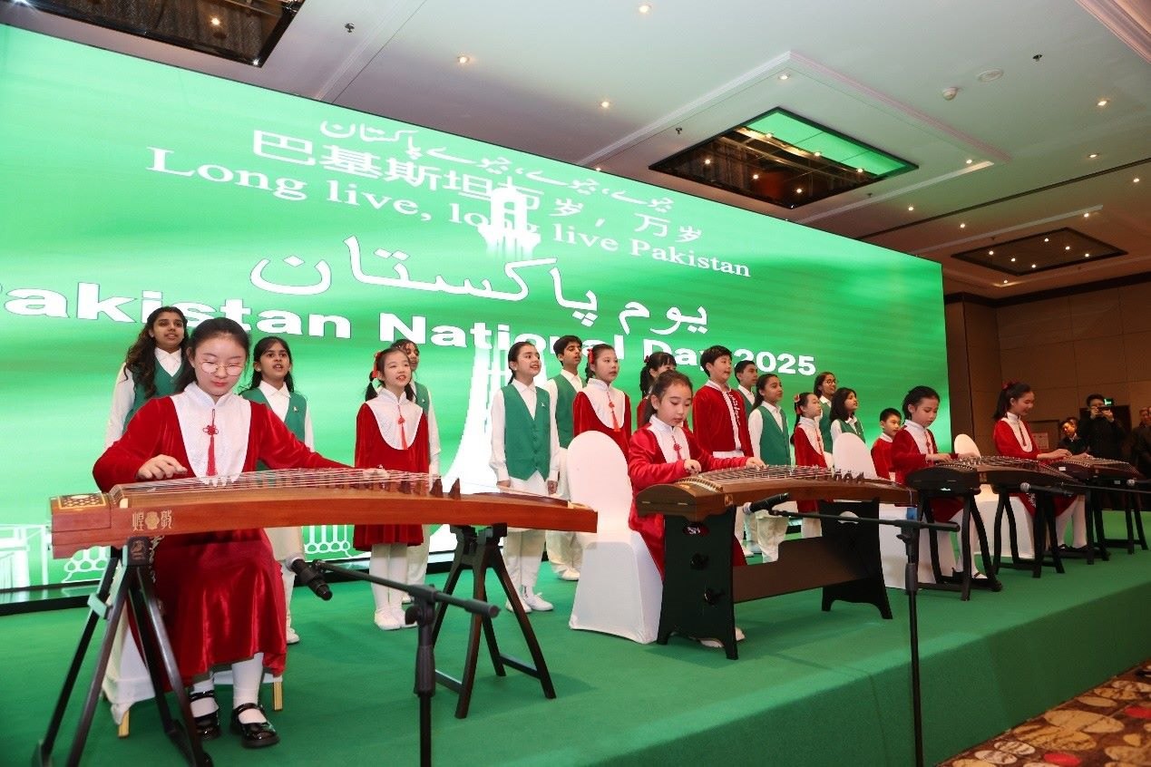 中巴兩國學生演出。巴基斯坦駐華大使館供圖
