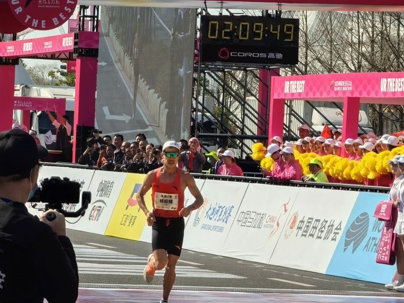 楊紹輝通過比賽終點(diǎn)。 人民網(wǎng)記者 楊磊攝