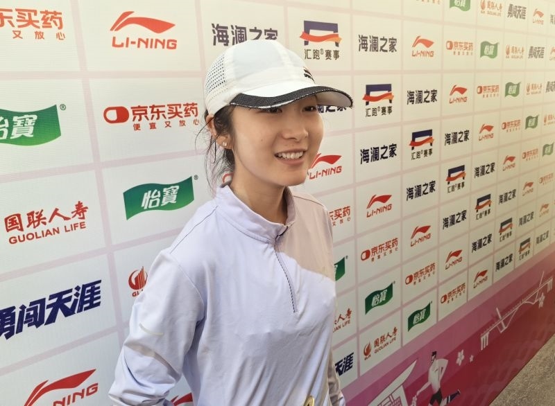 徐冰潔賽后接受采訪。 人民網(wǎng)記者 楊磊攝