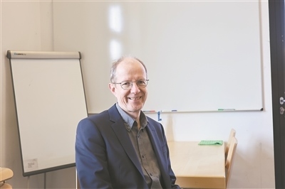 德國物理學(xué)會(huì)主席、雷根斯堡大學(xué)凝聚態(tài)物理學(xué)家克勞斯·里希特教授。駐德國記者 李山攝