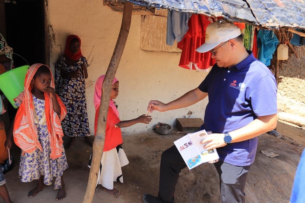 專家組向村民發(fā)放健康教育手冊(cè)和健康教育用品。專家組供圖