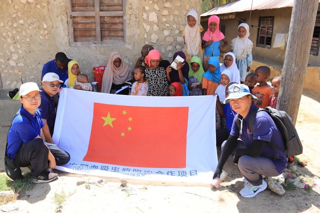 專家組與當(dāng)?shù)卮迕窈嫌?。專家組供圖