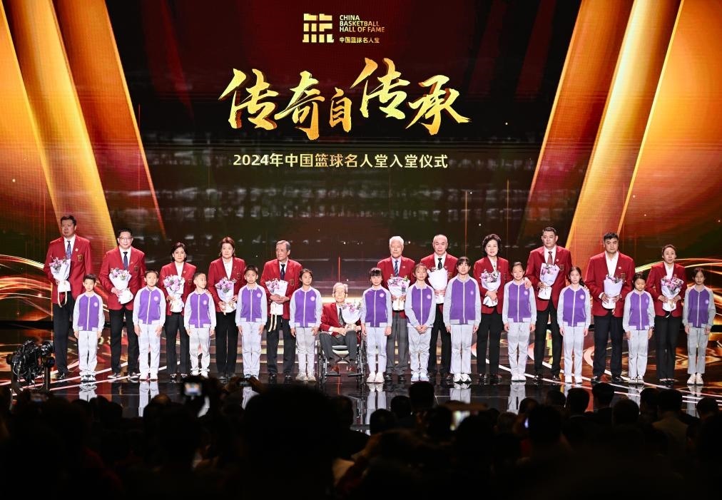 3月23日，在場的各屆中國籃球名人堂入堂人物在入堂儀式上合影留念。新華社記者 陳鐘昊 攝
