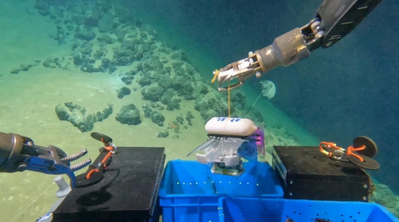 北航深海小型機(jī)器人在深海測(cè)試。校方供圖