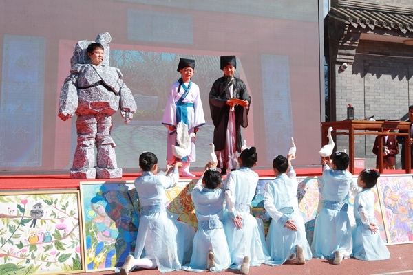 展覽開幕式上，府學學子上演情景劇《鵝池》。府學胡同小學供圖