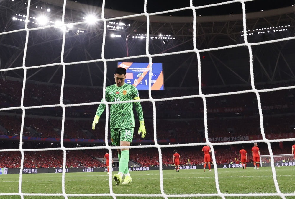 3月25日，中國隊守門員王大雷在球隊丟球后。新華社記者 曹燦 攝