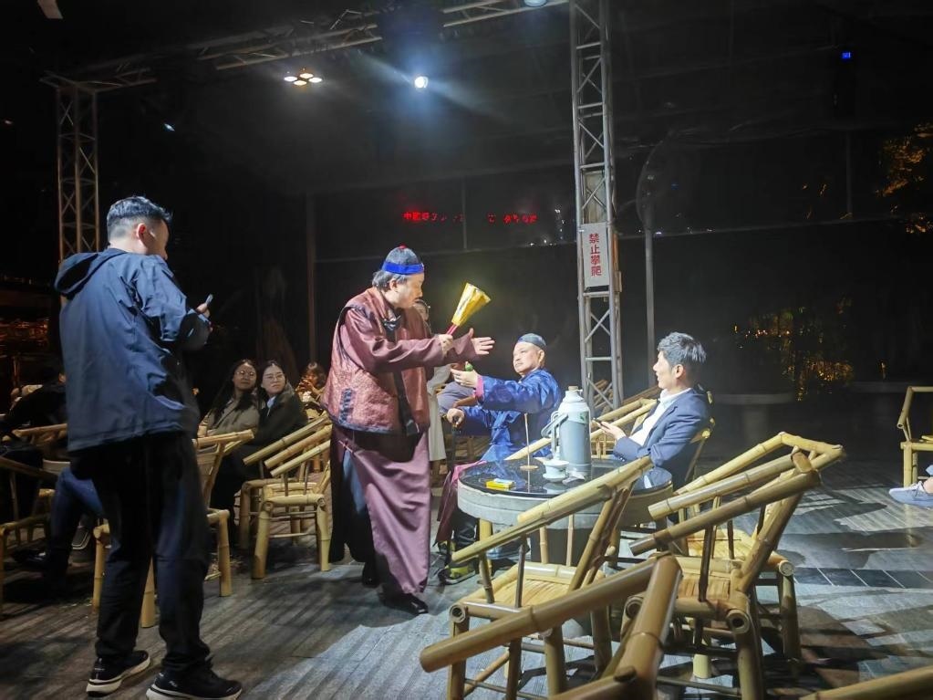 3月24日，《鶴鳴傳奇》在四川省成都市人民公園鶴鳴茶社演出。新華社記者 張海磊 攝