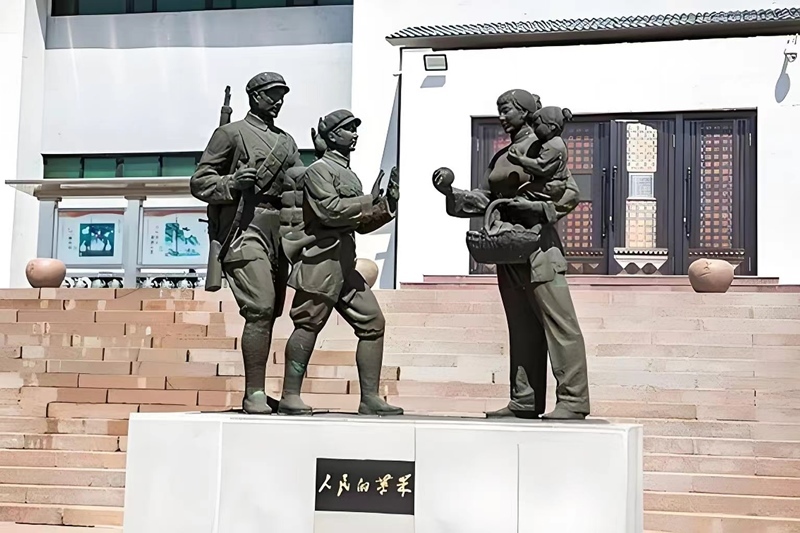 錦州蘋果廉政文化展覽館前的《人民的蘋果》主題雕塑。（由遼沈戰(zhàn)役紀(jì)念館供圖）
