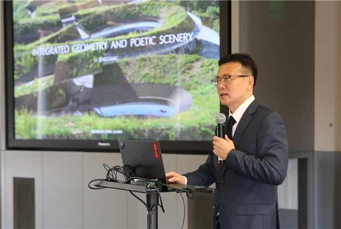 李興鋼院士做題為《勝景幾何》的主旨報告?；顒又鬓k方供圖