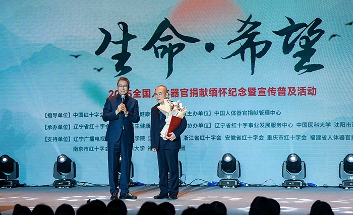 中國紅十字會副會長白巖松在現(xiàn)場采訪“人民英雄”張定宇教授。主辦方供圖