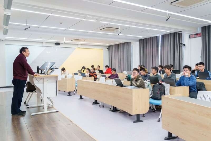 北航面向全校本科生開(kāi)設(shè)《人工智能導(dǎo)論》通識(shí)必修課。校方供圖