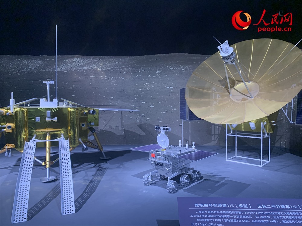“九天攬?jiān)隆袊?guó)探月工程20年”展廳現(xiàn)場(chǎng)。人民網(wǎng)記者 韋衍行攝