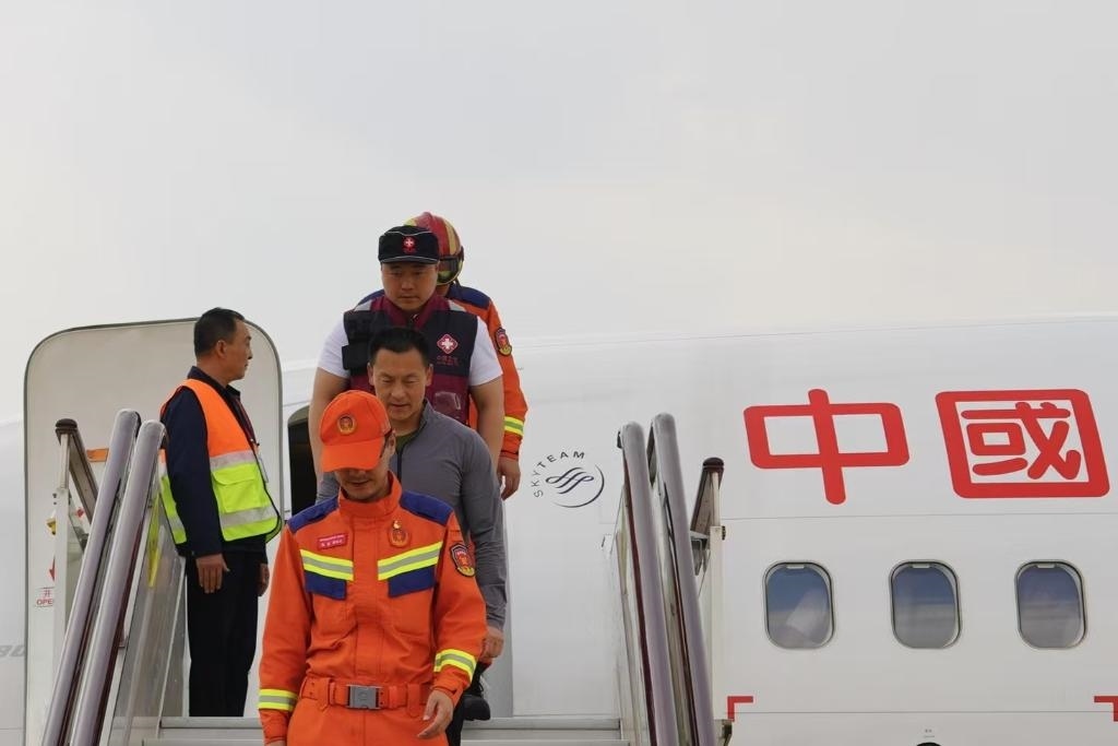 4月6日，在云南省昆明長水機(jī)場，中國云南救援醫(yī)療隊抵達(dá)昆明。新華社記者 高詠薇 攝