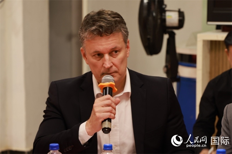 巴西中國友好協(xié)會主席恩里克·達(dá)諾布雷加在座談會上致辭。人民網(wǎng)記者 陳海琪攝