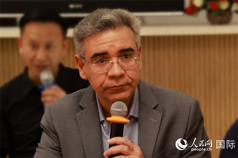 巴西弗魯米嫩塞聯(lián)邦大學(xué)教授、中國問題專家埃萬德羅·卡瓦略在座談會上致辭。人民網(wǎng)記者 陳海琪攝