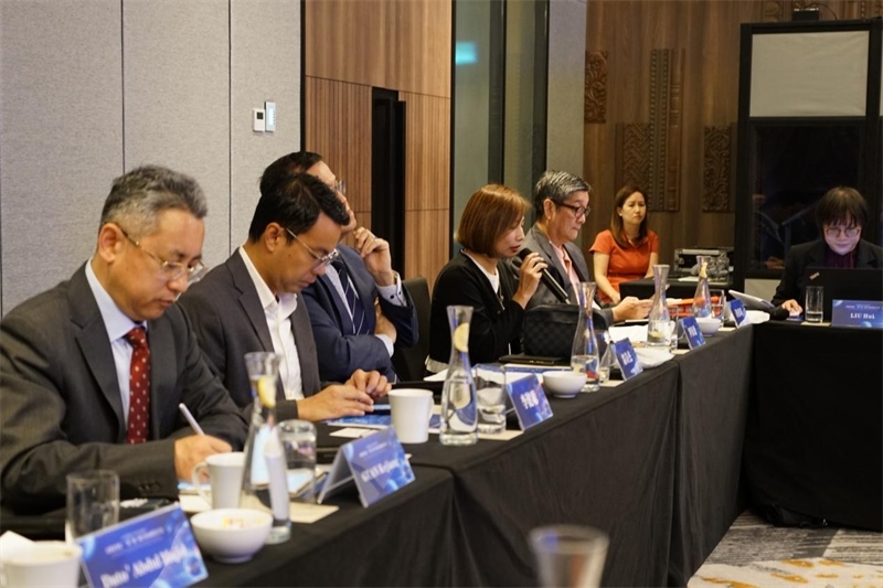 《南洋商報》總編輯羅依薇（左四）進行致辭。林俊揚攝