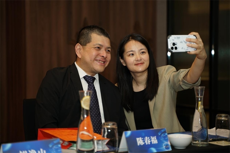 分享會上，中方記者同與會代表合影留念。林俊揚攝